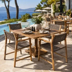 Luxuriöser Outdoor-Esstisch-Sessel aus Naturholz im 2er-Set mit grauem Geflecht – Luxus Hotelmöbel Lifestyle-Ansicht von Luxury Group International
