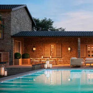 Luxus Esszimmer-Außenstuhl aus Naturholz mit weißem Kissen – Luxus Hotelmöbel Lifestyle-Ansicht von Luxury Group International