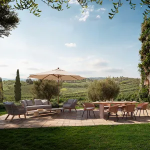Luxus Natürlicher Geflochtener Outdoor-Esszimmer-Sessel mit Schwarzen Metallbeinen – Luxus Hotelmöbel Lifestyle-Ansicht von Luxury Group International