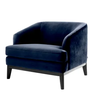 Sillón de lujo de terciopelo azul marino con respaldo curvo y patas negras – 85 cm - Mobiliario de lujo para hoteles Vista frontal por Luxury Group International