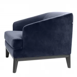 Sillón de lujo de terciopelo azul marino con respaldo curvo y patas negras – 85 cm - Mobiliario de lujo para hoteles Vista lateral por Luxury Group International