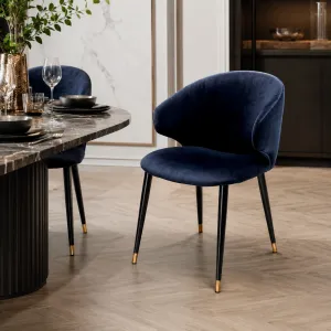Luxus Esszimmerstuhl aus marineblauem Samt mit schwarzen & goldenen Metallbeinen – Luxus Hotelmöbel Lifestyle-Ansicht von Luxury Group International