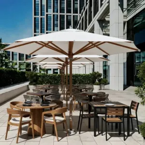 Parasol d'extérieur octogonal en bois de luxe avec toile premium pour jardin et bord de piscine Vue lifestyle par Luxury Group International