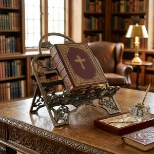 Luxuriöser Verzierungskunst-Buchhalter für die Bibel im Designer-Cutwork-Stil in Gold- und Antik-Finish Lifestyle-Ansicht von Luxury Group International