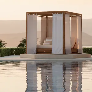 Luxus Outdoor Cabana Tagesbett mit Vorhängen und Rankendach Lifestyle-Ansicht von Luxury Group International