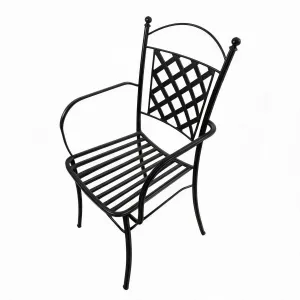 Luxus Outdoor Esszimmer-Sessel mit schwarzem Eisen-Gitterrücken und geschwungenen Armlehnen Vorderansicht von Luxury Group International