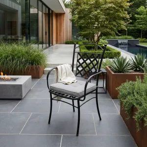 Luxus Outdoor Esszimmer-Sessel mit schwarzem Eisen-Gitterrücken und geschwungenen Armlehnen Lifestyle-Ansicht von Luxury Group International