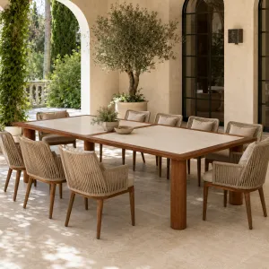 Luxus-Outdoor-Esstisch mit weißer Marmorplatte und Massivholzrahmen Lifestyle-Ansicht von Luxury Group International