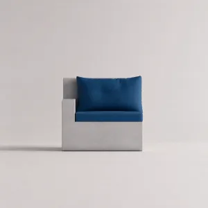 Luxus Outdoor Sofa-Einheit mit linker Armlehne, grauem Betonfuß und königsblauen Kissen – Modulares Sofa Vorderansicht von Luxury Group International