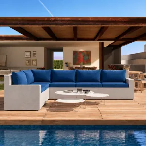Luxus Outdoor Sofa-Einheit mit linker Armlehne, grauem Betonfuß und königsblauen Kissen – Modulares Sofa Lifestyle-Ansicht von Luxury Group International