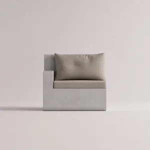 Luxus Outdoor Sofa-Einheit mit linker Armlehne, grauem Betonfuß und taupe-beigen Kissen – Moderne Möbel Vorderansicht von Luxury Group International