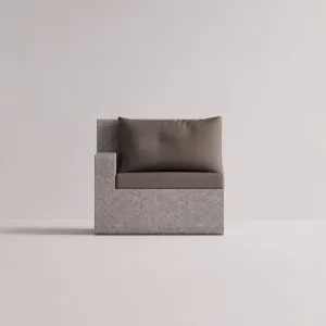 Luxus Outdoor Modulare Sofa-Einheit mit linker Armlehne in Grau Stein und Taupe – Modernes Möbelstück Vorderansicht von Luxury Group International