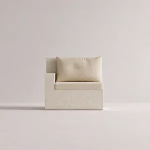 Luxus Outdoor Modulare Sofa-Einheit mit linker Armlehne, beigem Steinfuß und cremefarbenen Kissen – Modernes Möbelstück Vorderansicht von Luxury Group International