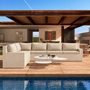 Luxus Outdoor Modulare Sofa-Einheit mit linker Armlehne, beigem Steinfuß und cremefarbenen Kissen – Modernes Möbelstück Lifestyle-Ansicht von Luxury Group International