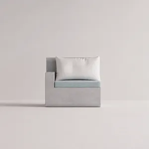 Luxus Outdoor Modulares Sofa mit grauer Betonbasis und hellblauem Sitzkissen – Gartenmöbel Vorderansicht von Luxury Group International
