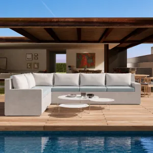 Luxus Outdoor Modulares Sofa mit grauer Betonbasis und hellblauem Sitzkissen – Gartenmöbel Lifestyle-Ansicht von Luxury Group International