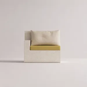 Luxus Outdoor Modulares Sofa mit Natursteinbasis und Senfgelben Kissen – Modernes Möbelstück Vorderansicht von Luxury Group International