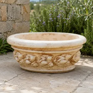 Jardinière ovale de luxe avec relief floral sculpté - Jardinières de luxe Vue lifestyle par Luxury Group International