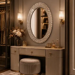 Miroir Mural Ovale de Luxe avec Cadre en Verre Argenté en Forme de Pétales et Accents en Cristal Ambre Vue lifestyle par Luxury Group International