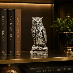 Luxus Eule auf Baum Bronze Skulptur in Gold- & Silberfinish Lifestyle-Ansicht von Luxury Group International
