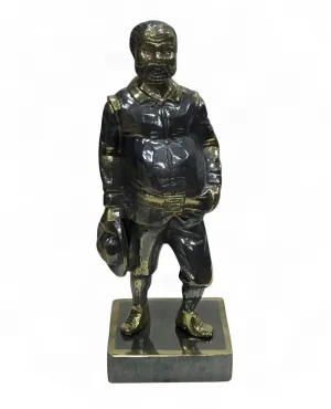 Sculpture d'Homme Debout en Bronze Oxydé de Luxe avec Chapeau sur Socle Carré - Figure en Bronze de Luxe Vue de face par Luxury Group International