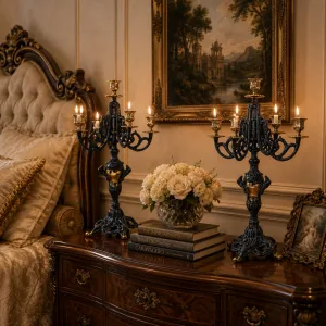 Paire de Luxe de Bougeoirs Baroques en Bronze à Cinq Lumières avec Bras en Volutes Ouverts - Bougeoir Vue lifestyle par Luxury Group International