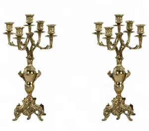 Coppia di Lusso di Candelabri Barocchi in Bronzo a Cinque Fiamme con Centro a Urna Ornamentale - Portacandele Vista frontale di Luxury Group International