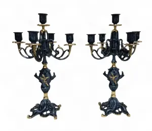 Paire de Luxe de Bougeoirs Baroques en Bronze à Cinq Lumières avec Tige en Urne Ornée - Bougeoir par Luxury Group International