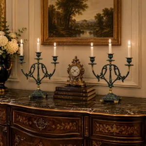Paire de Luxe de Bougeoirs Baroques en Bronze à Trois Lumières avec Cadre à Volutes ajourées - Bougeoir Vue lifestyle par Luxury Group International