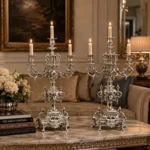 Luxus-Paar von fünfflammigen barocken Kerzenhaltern mit kunstvoll verzierten Sockelbases - Kerzenhalter Lifestyle-Ansicht von Luxury Group International