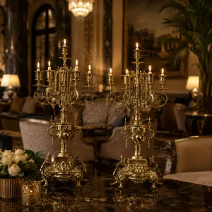 Luxus-Paar von fünfflammigen barocken Kerzenhaltern mit kunstvoll verzierten Sockelbases - Kerzenhalter Lifestyle-Ansicht von Luxury Group International