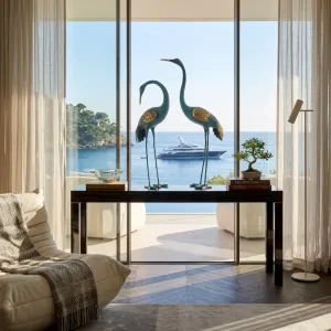 Par de esculturas de bronce de garzas grandes de lujo con acabado oxidado dorado y verde Vista lifestyle por Luxury Group International