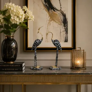 Luxus-Paar langbeiniger Kranich-Bronzeskulpturen mit goldenen Hälsen Lifestyle-Ansicht von Luxury Group International