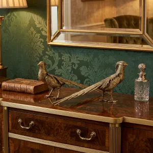 Luxus-Paar von Bronze-Skulpturen mit Langschwanzfasanen in Goldfinish Lifestyle-Ansicht von Luxury Group International