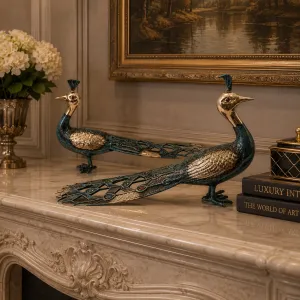 Luxus-Paar Pfau-Bronzeskulpturen mit handbemaltem und grün oxidiertem Finish Lifestyle-Ansicht von Luxury Group International
