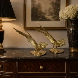 Luxus-Paar von Fasan-Bronze-Skulpturen mit erhobenen Flügeln in Gold- und Handbemalter Ausführung Lifestyle-Ansicht von Luxury Group International