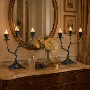 Luxus-Paar barocker Bronze-Kerzenhalter mit drei Armen, verzweigten Armen und skulptiertem Sockel Lifestyle-Ansicht von Luxury Group International
