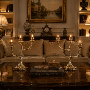 Luxus-Paar barocker Bronze-Kerzenhalter mit drei Armen, verzweigten Armen und skulptiertem Sockel Lifestyle-Ansicht von Luxury Group International