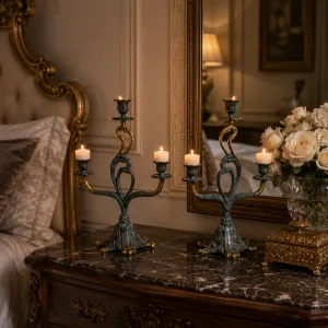 Luxus-Paar barocker Dreiflammiger Kerzenhalter mit skulpturalen Rankarmen - Kerzenhalter Lifestyle-Ansicht von Luxury Group International