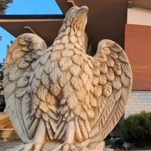 Paire de sculptures de jardin d'aigles victoriens de luxe avec détails de plumes superposées Vue détaillée par Luxury Group International