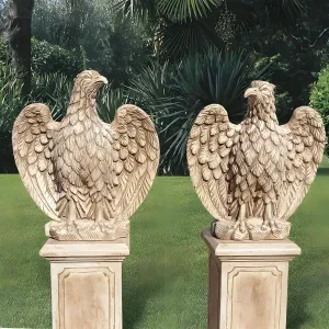Paire de sculptures de jardin d'aigles victoriens de luxe avec détails de plumes superposées Vue de face par Luxury Group International