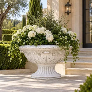 Jardinière de Luxe sur Piédestal en Forme de Coupe avec Relief de Feuilles d'Acanthus Sculptées - Jardinières de Luxe Vue lifestyle par Luxury Group International