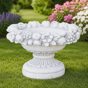 Jardinière de Jardin de Luxe à Coupe sur Piédestal avec Guirlande de Fruits Sculptée - Jardinières de Luxe Vue lifestyle par Luxury Group International