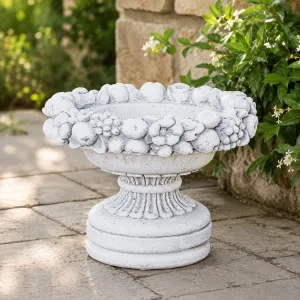 Jardinière de Jardin de Luxe à Coupe sur Piédestal avec Guirlande de Fruits Sculptée - Jardinières de Luxe Vue lifestyle par Luxury Group International