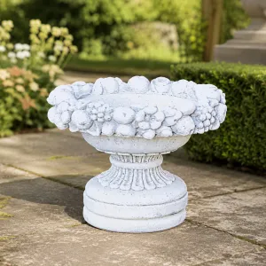Jardinière de Jardin de Luxe à Coupe sur Piédestal avec Guirlande de Fruits Sculptée - Jardinières de Luxe Vue lifestyle par Luxury Group International