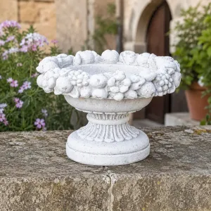 Jardinière de Jardin de Luxe à Coupe sur Piédestal avec Guirlande de Fruits Sculptée - Jardinières de Luxe Vue lifestyle par Luxury Group International