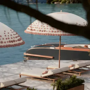 Parasol d'extérieur floral rose de luxe – Canopée fleurie artisanale Vue lifestyle par Luxury Group International