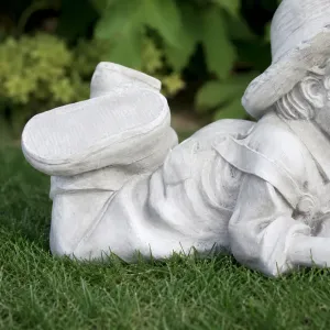 Sculpture de Jardin Enfant Lisant de Luxe avec Livre Ouvert et Chapeau - Sculpture Classique de Luxe Vue détaillée par Luxury Group International