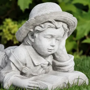 Sculpture de Jardin Enfant Lisant de Luxe avec Livre Ouvert et Chapeau - Sculpture Classique de Luxe Vue détaillée par Luxury Group International