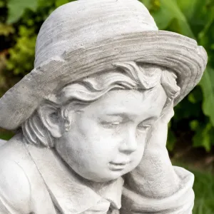 Sculpture de Jardin Enfant Lisant de Luxe avec Livre Ouvert et Chapeau - Sculpture Classique de Luxe Vue détaillée par Luxury Group International